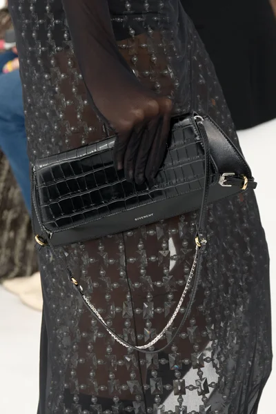Look 150